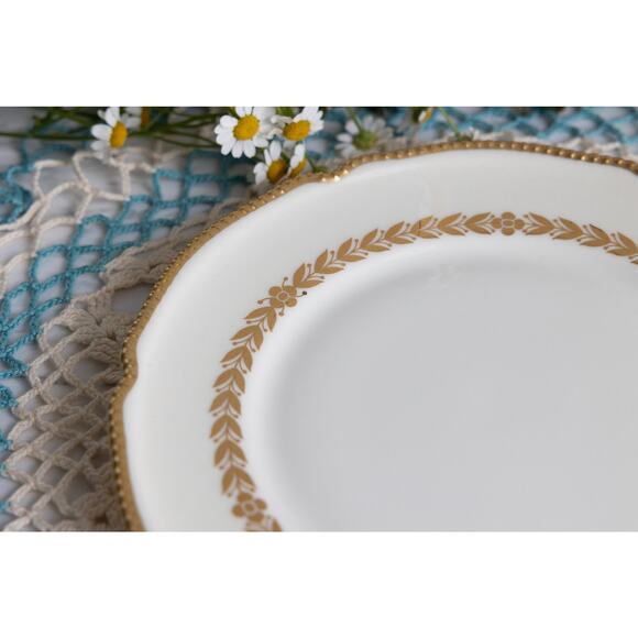 Castleton Laurel pattern Lunch Plates: Timeless Elegance for Your Table Setting - Picture 4 of 6